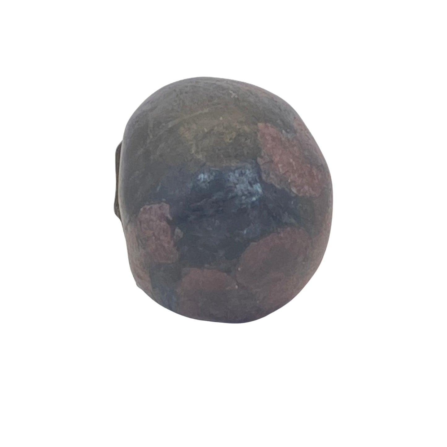 Garnet in Arfvedsonite Skull